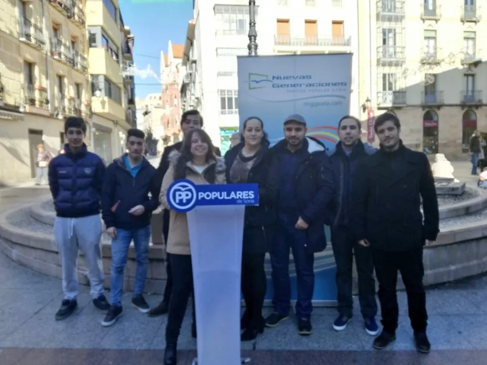 Varios simpatizantes del PP celebran el día de la Constitución. 