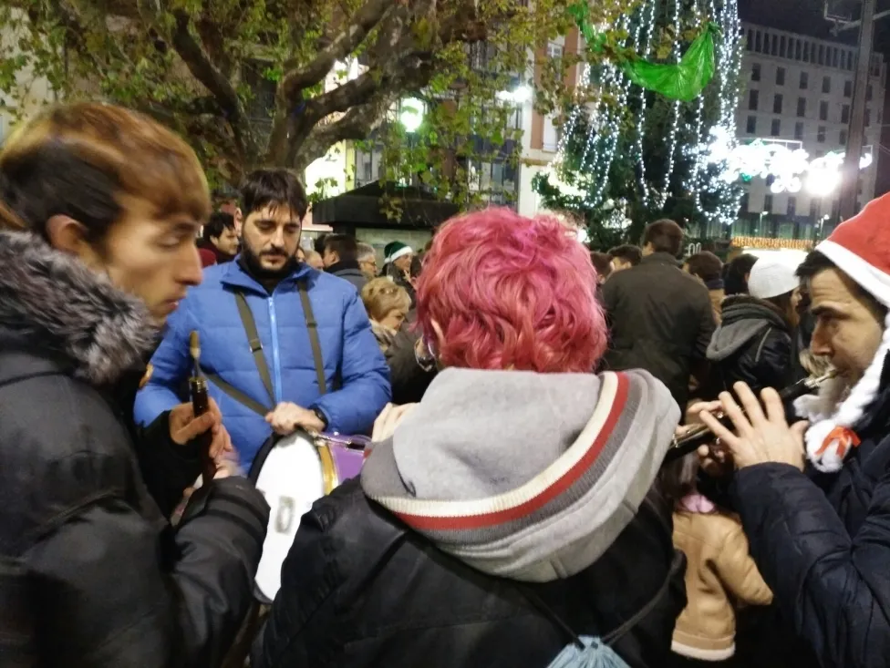 Foto 2 - Cientos de personas comienzan la Nochebuena con la 'champanada'