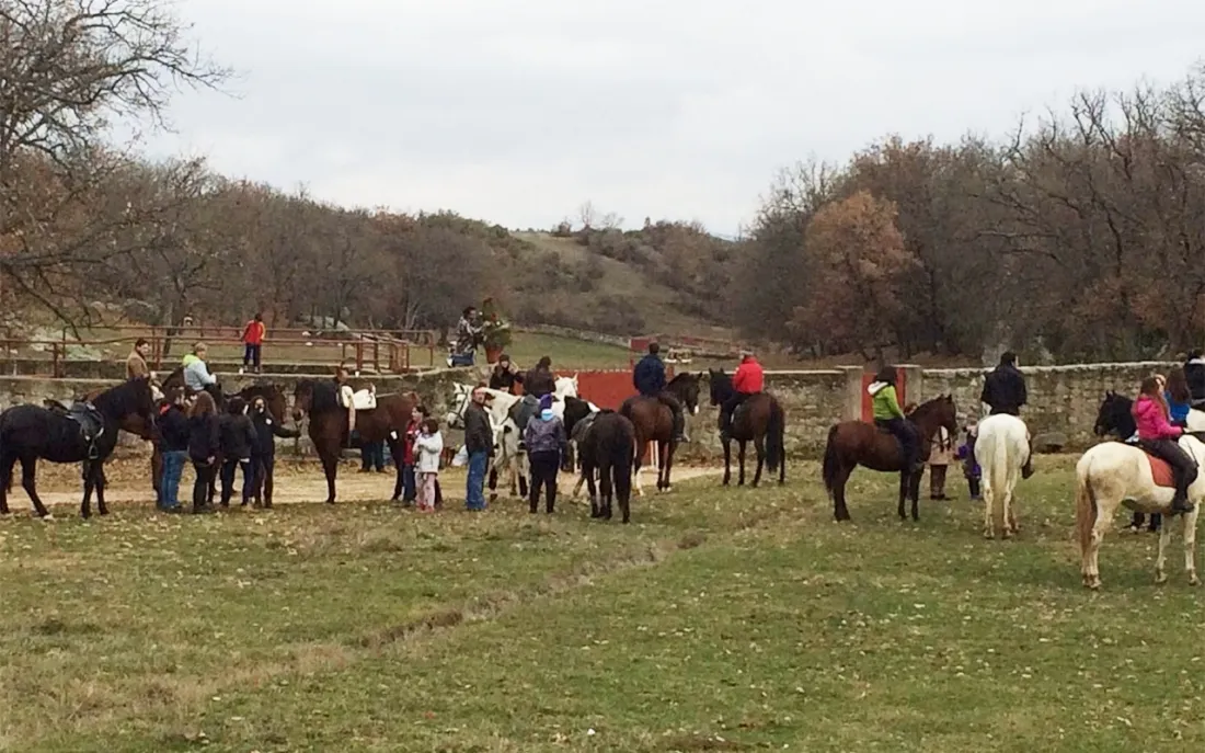 Caballistas de Valonsadero para colocar un belén.