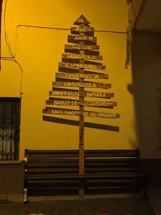 Detalles festivos en el barrio de Las Casas.