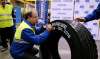 Herrera estampa su firma en el neumático 50 millones de camión fabricado por Michelin en Aranda./Jta.