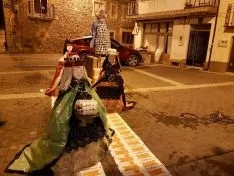 Detalles festivos en el barrio de Las Casas.