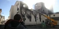 Labores de demolición de la fábrica pasto de las llamas. / SN