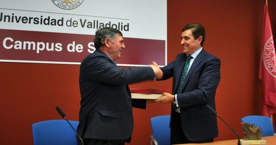 Jesús Ciria (izda.) entrega la placa de homenaje a Carlos Martínez, presidente de la Caja Rural. /SN