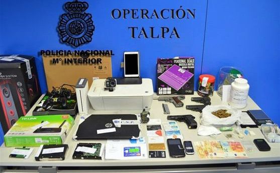 Droga, armas y material confiscado./CNP