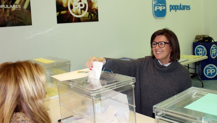 Angulo emitiendo su voto este viernes.