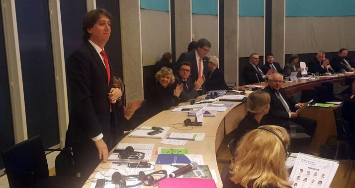 Carlos Martínez recibe los aplausos tras su elección. / Ayto.