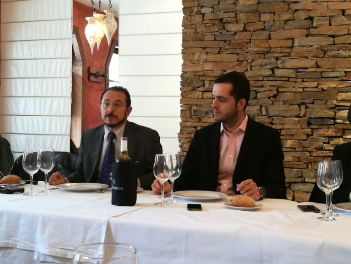 Imagen de la comida. A la izquierda Miguel Martínez Tomey y a la derecha Daniel Ezquerra/SN