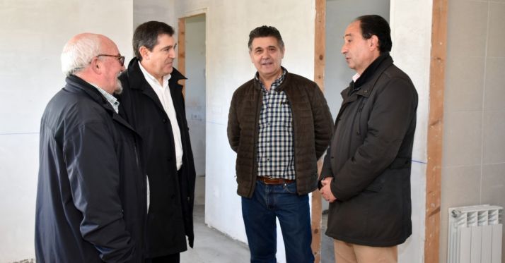 López (dcha.) con el alcalde de Navalcaballo, Carmelo Ayllón. /Jta.