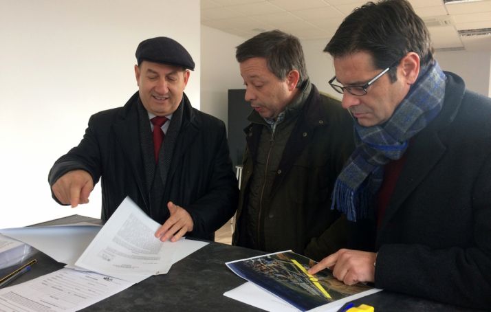 Martín, (dcha.), Sainz y el empresario que reclama la Ronda Suroeste. 