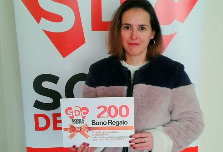 La ganadora con el cheque./FOES