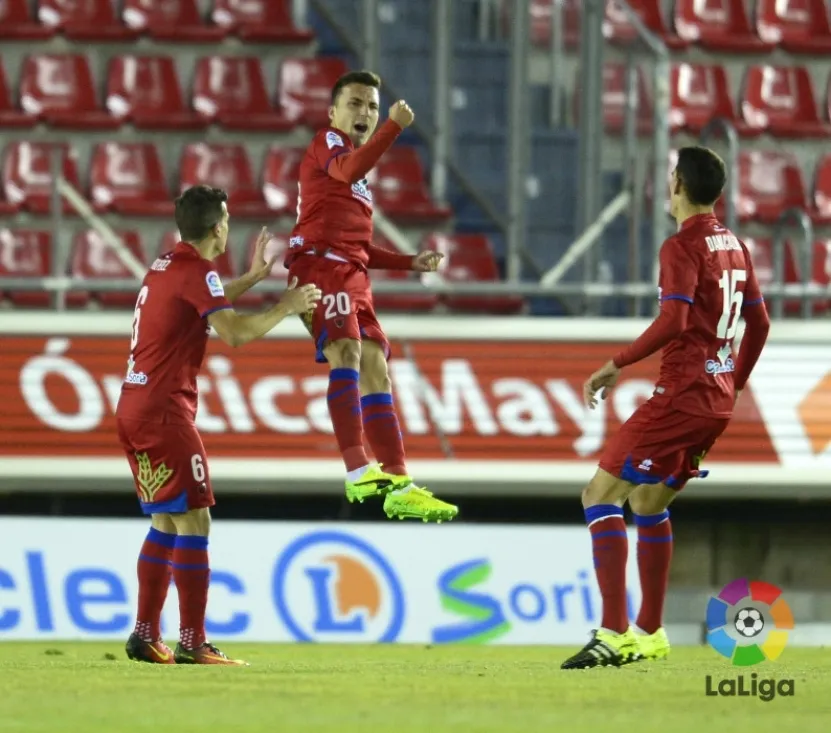 Los jugadores rojillos celebran el gol que abría el marcador. LFP