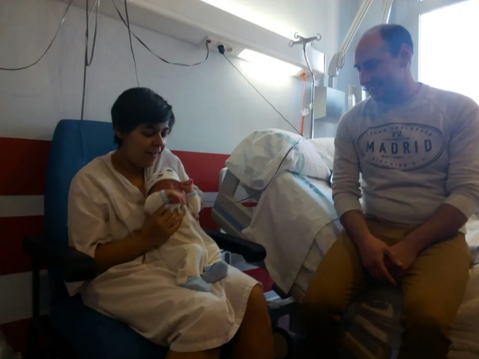 Enzo junto a sus padres en el hospital. SN