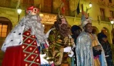 Sus Majestades de Oriente a su llegada a la plaza Mayor. /SN