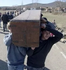 Una de las imágenes del traslado del arca este viernes. / SN