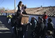 Una de las imágenes del traslado del arca este viernes. / SN