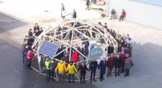 Docentes y pupilos con la cúpula./M-Audiovisuales