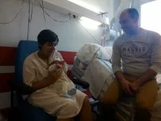 Enzo junto a sus padres en el hospital. SN