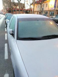 Hielo en los coches de una calle de Soria, esta mañana. /SN