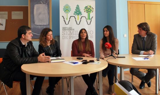 Noelia Rincón (ctro.) con María Martínez (dcha.) habla de su proyecto. /SN