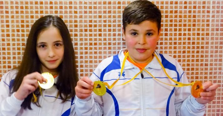 Los deportistas con sus medallas./CBS