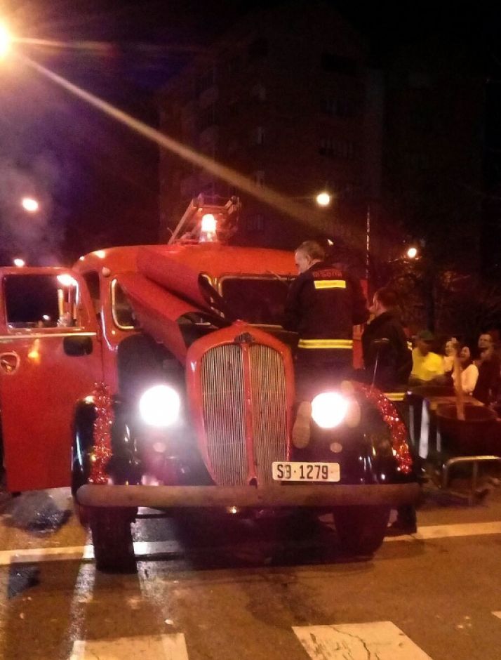 El camión de bomberos a la altura de la 'Colmena'. /SN