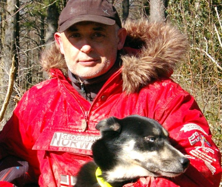 El francés con uno de sus perros.