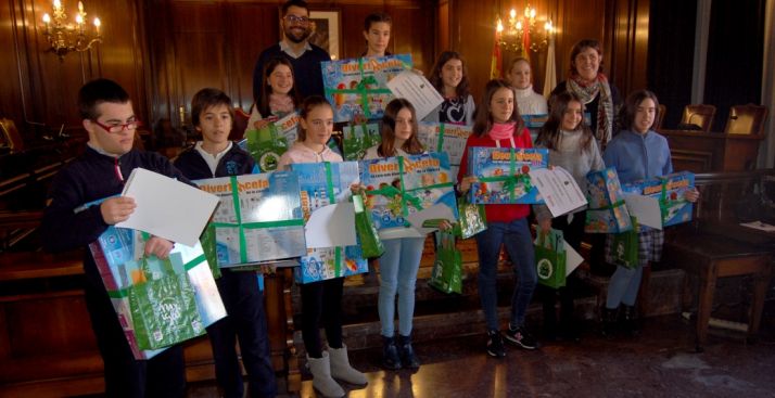 Los escolares con los premios. /Ayto.