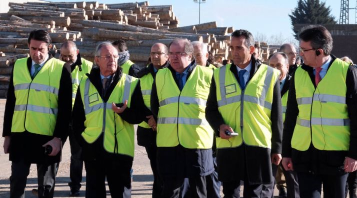 Herrera, en su visita este martes a una empresa maderera en León. /Jta.