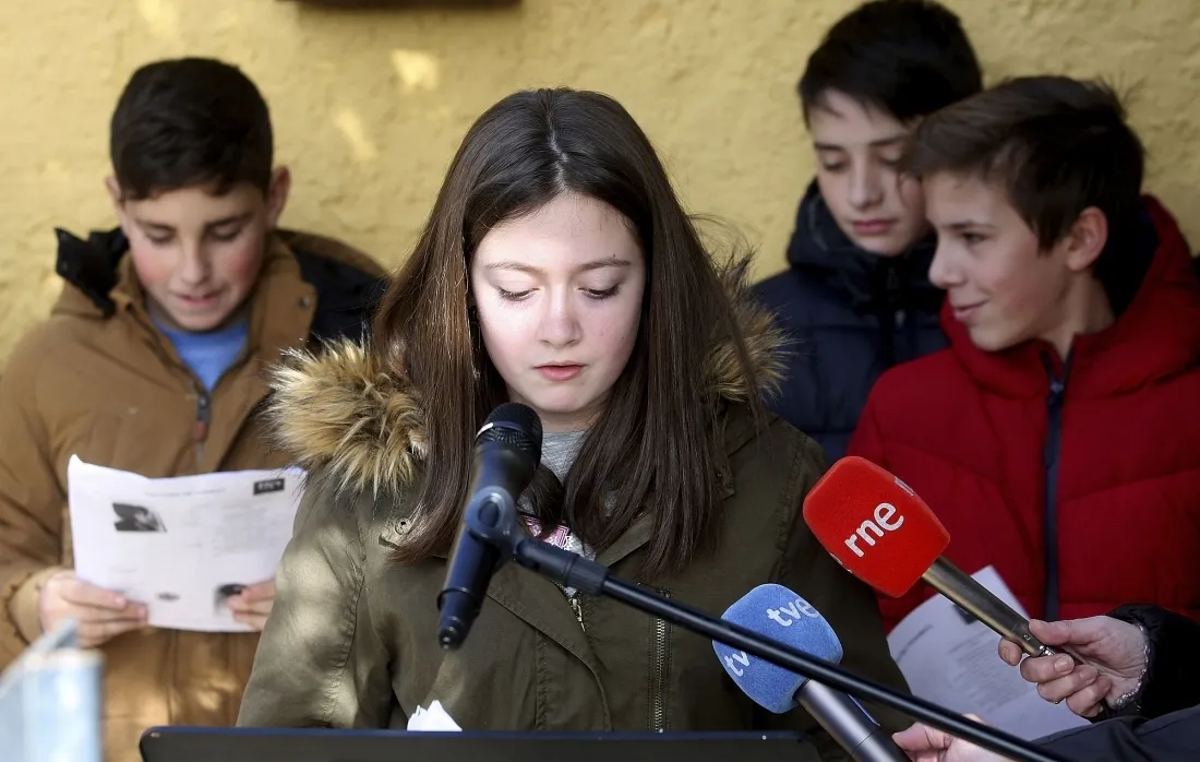Un momento de la ofrenda a Leonor este miércoles en el cementerio. /SN