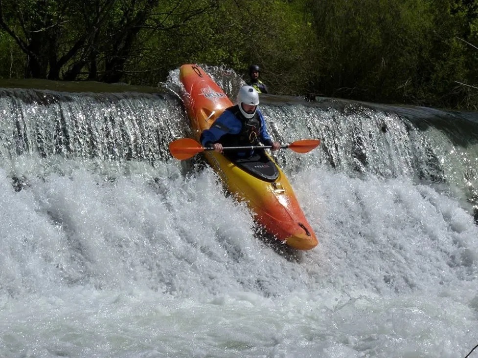Un miembro del club en aguas navarras.
