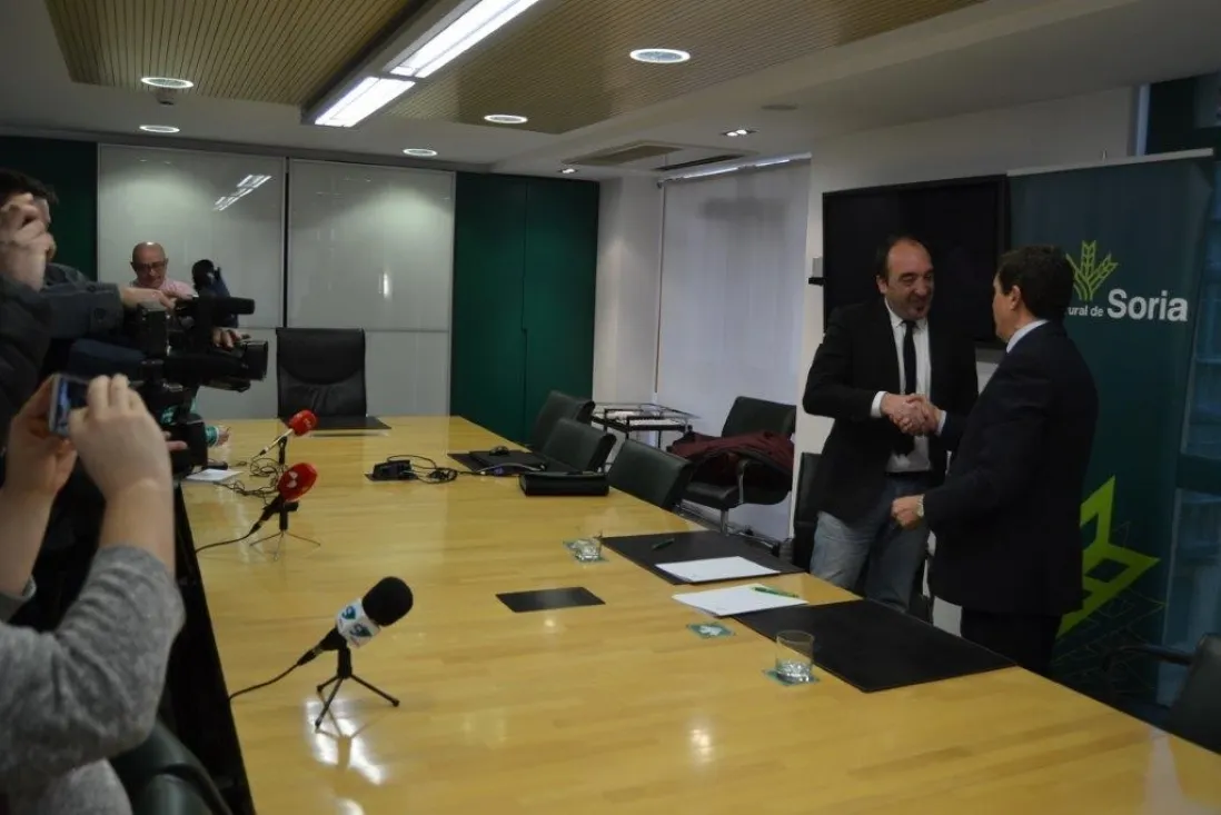 Firma convenio Apis y Caja Rural de Soria