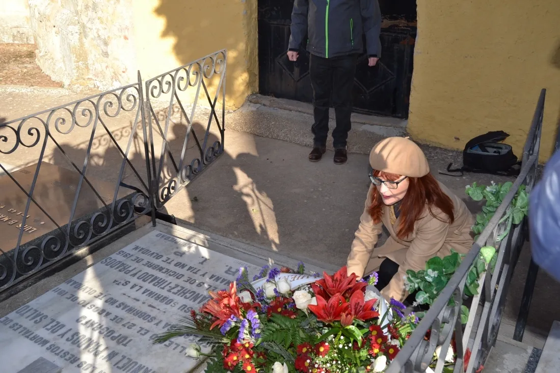 Imágenes del acto, esta mañana, en el cementerio. SN