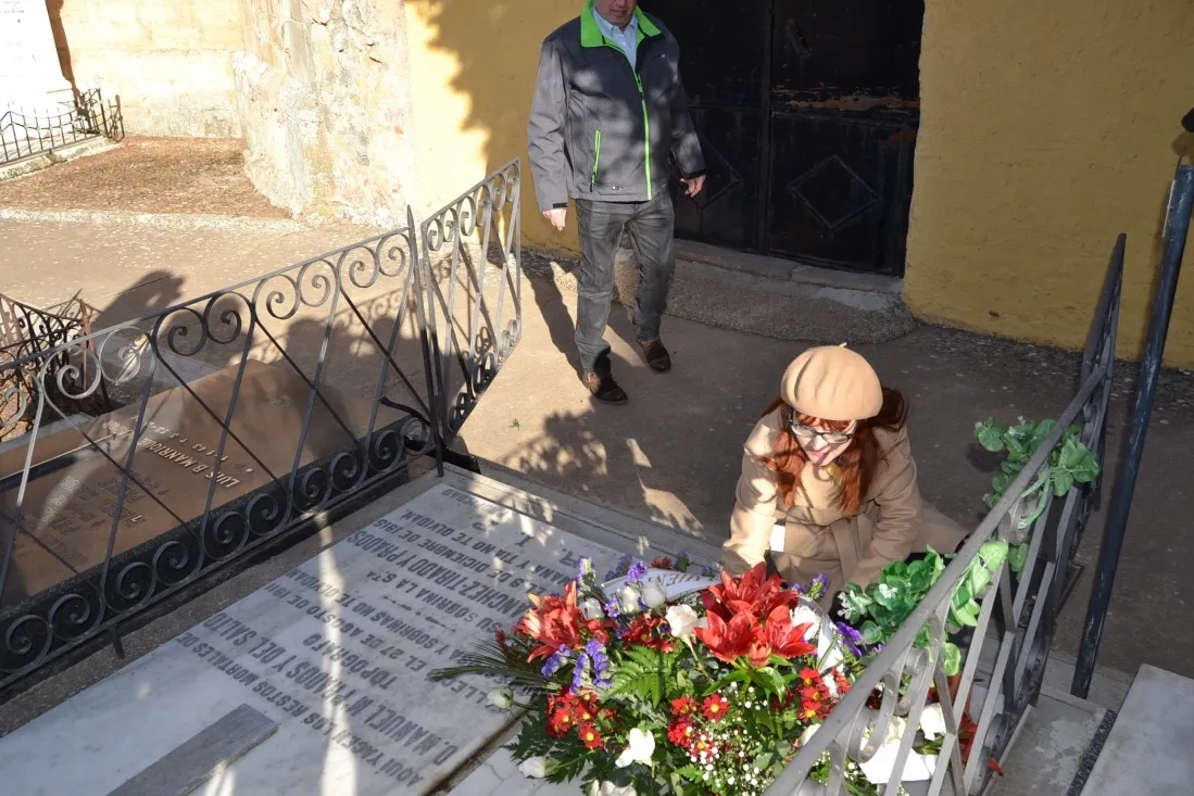 Imágenes del acto, esta mañana, en el cementerio. SN