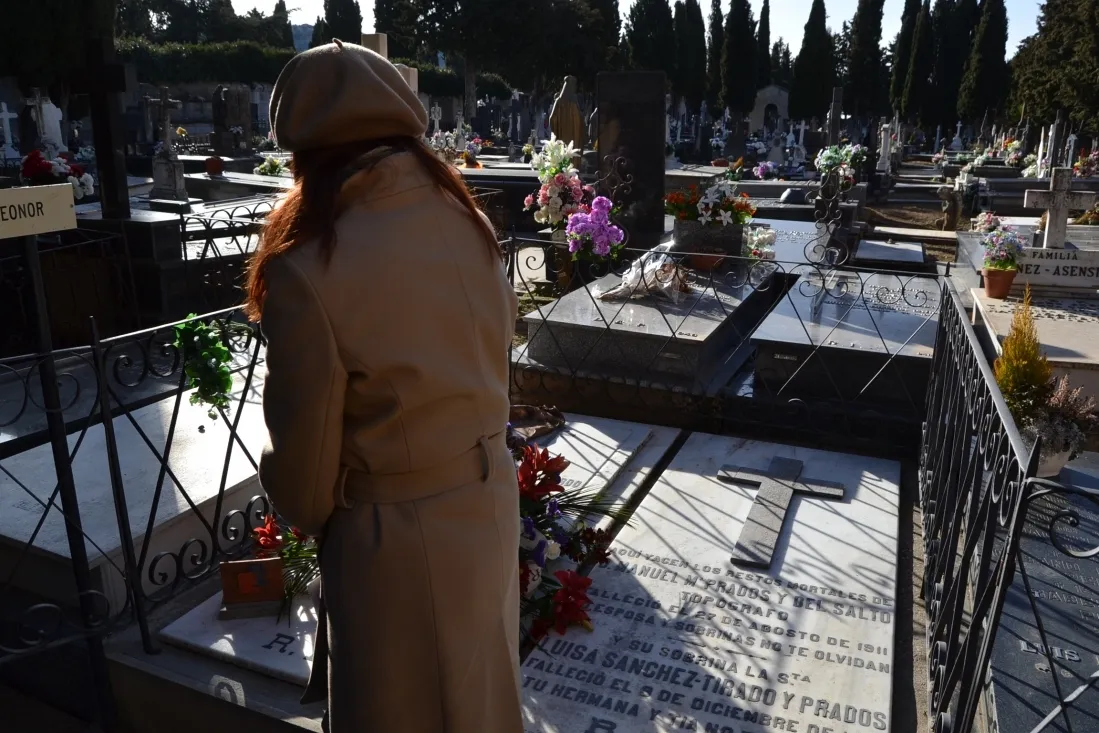Imágenes del acto, esta mañana, en el cementerio. SN