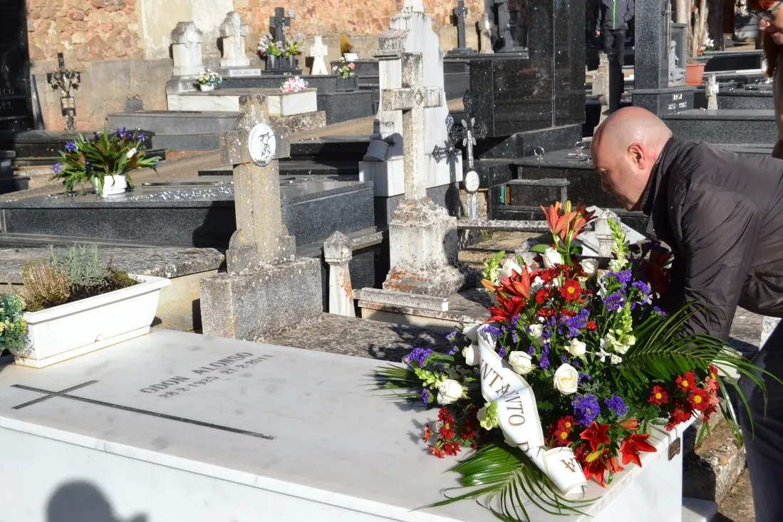 Imágenes del acto, esta mañana, en el cementerio. SN