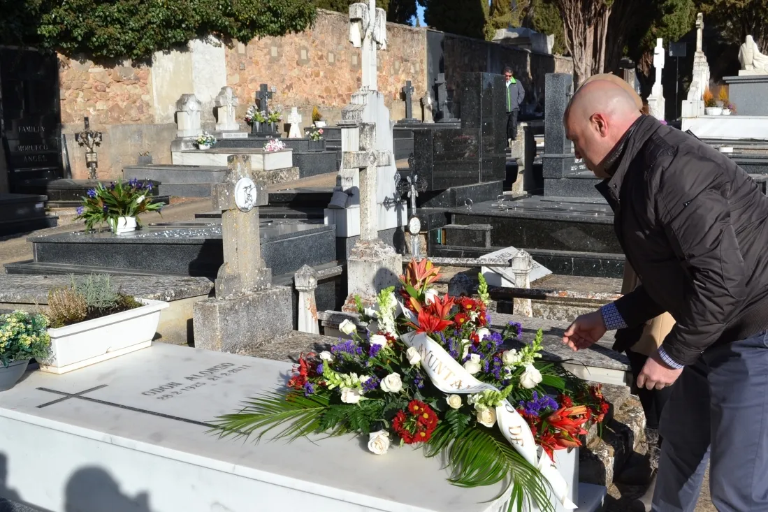 Imágenes del acto, esta mañana, en el cementerio. SN