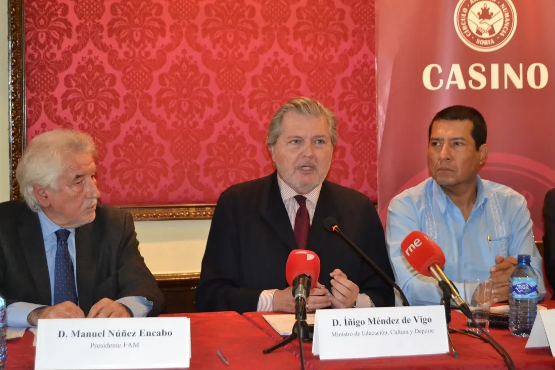 Manuel Núñez Encabo, Íñigo Méndez de Vigo y Carlos Antonio Midence.