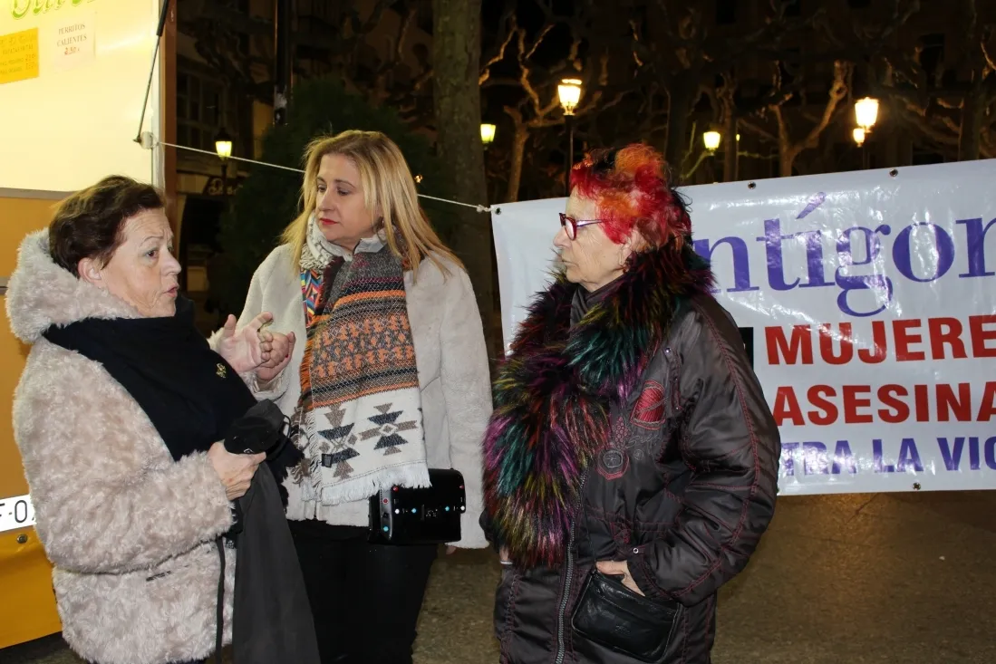 La subdelegada con responsables de Antígona. /Subd.
