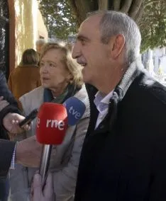 Un momento de la ofrenda a Leonor este miércoles en el cementerio. /SN