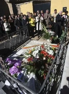 Homenaje a Leonor en el cementerio.