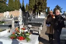 Imágenes del acto, esta mañana, en el cementerio. SN