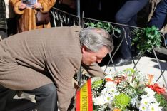 El ministro de Educación deposita un ramo de flores en la tumba de Leonor. /Subdelegación