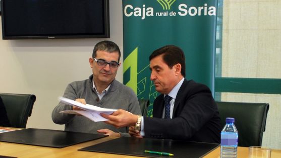 Santamaría (izda.) y Martínez en la rúbrica del convenio de colaboración. /SN
