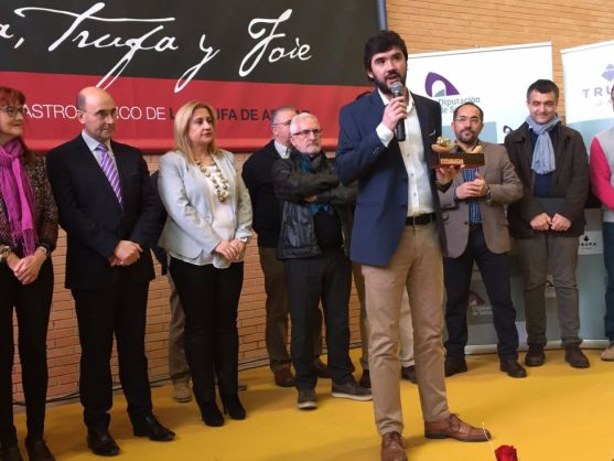 Óscar García recogiendo el galardón Trufa de Oro 2017. /SN