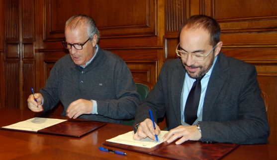 Luis Rey (izda.) y Agustín Latorre en la rúbrica del convenio. /Dip.