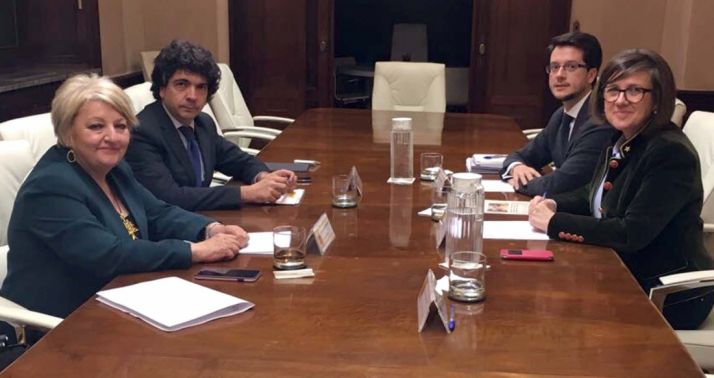 Angulo y Cabezón (dcha.) con responsables ministeriales. 