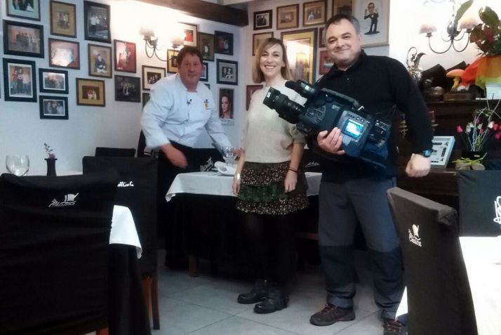 Antón, con el equipo de TVE. 