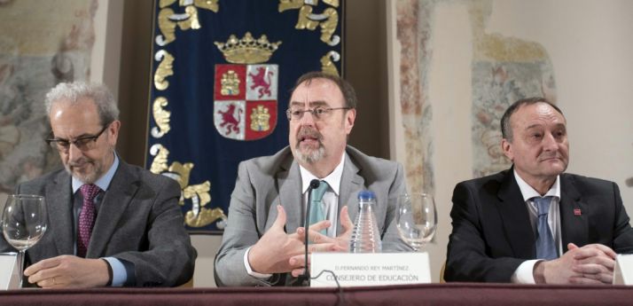 Fernando Rey entre los rectores de Salamanca (izda.) y Valladolid. /Jta.