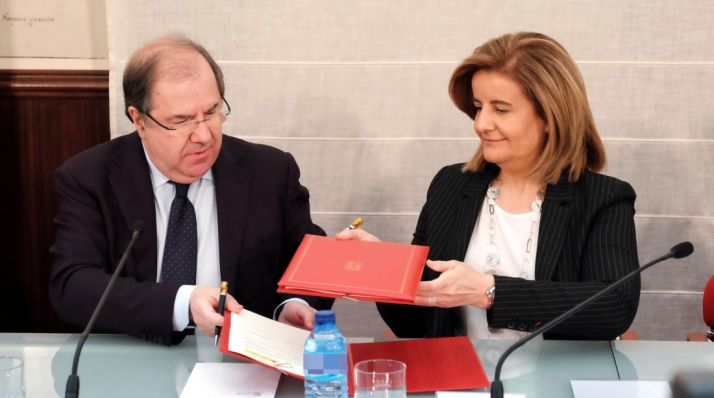 Fátima Báñez y Juan Vicente Herrera. /Jta.